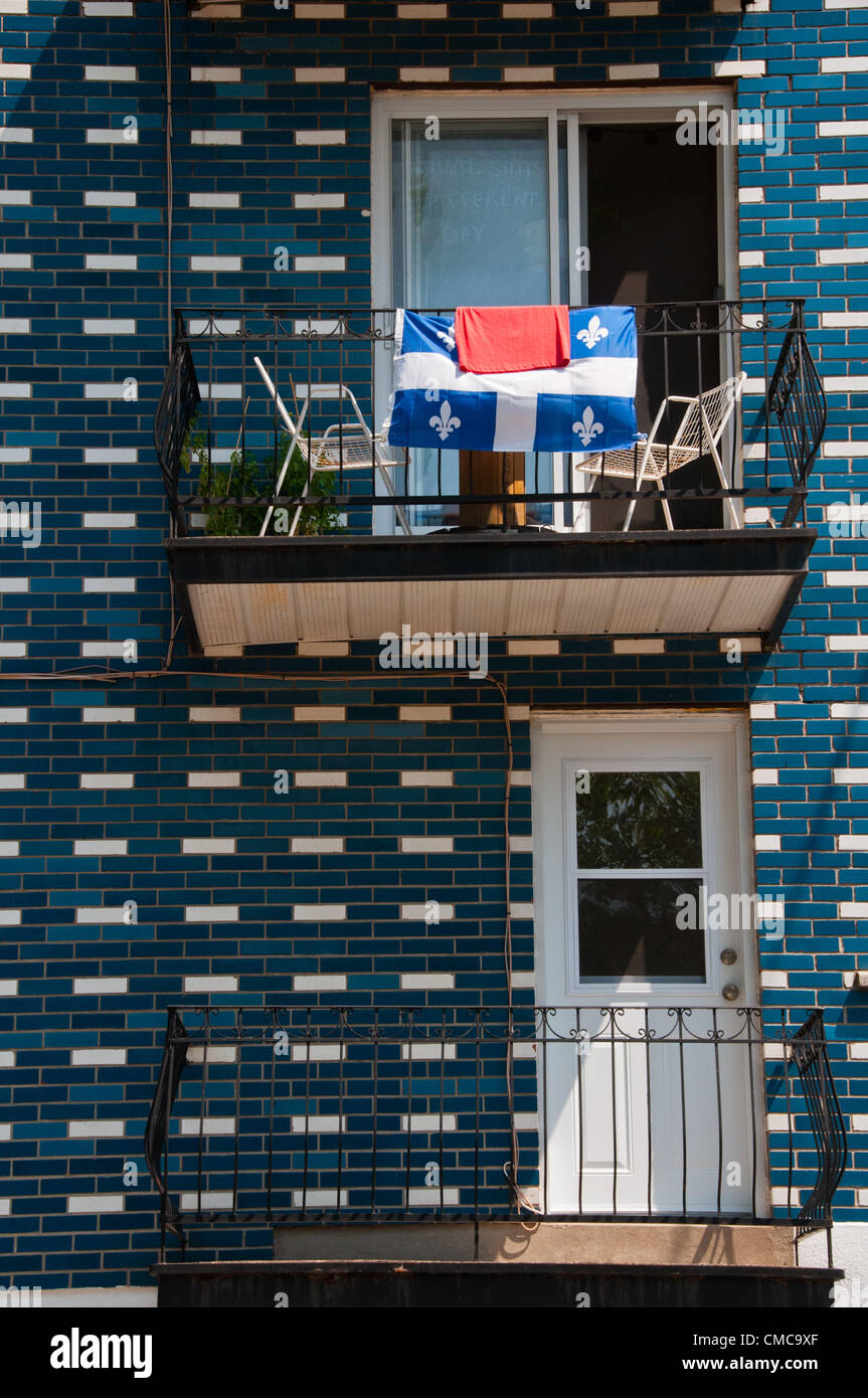 Rote Quadrate auf Häuser der Villeray Sektor in Montreal Kanada – diese sind zur Unterstützung von Quebec massive laufende Bildungsstreik, die am 13. Februar 2012 begonnen - Fans zeigen auf Häuser, Kleidung und anderen Veranstaltungsorten der symbolische Rote Platz namens "Carrément Dans le Rouge" die Übersetzung bedeutet "direkt in den roten Zahlen" und ist eine französische Wortspiel bedeutet die Studierenden sind in der Schuld wegen der gefangen in der Schule Unterricht/So erhöhen während der Ferienzeit für die meisten der unbefristeten Streik ist geht weiter. Stockfoto