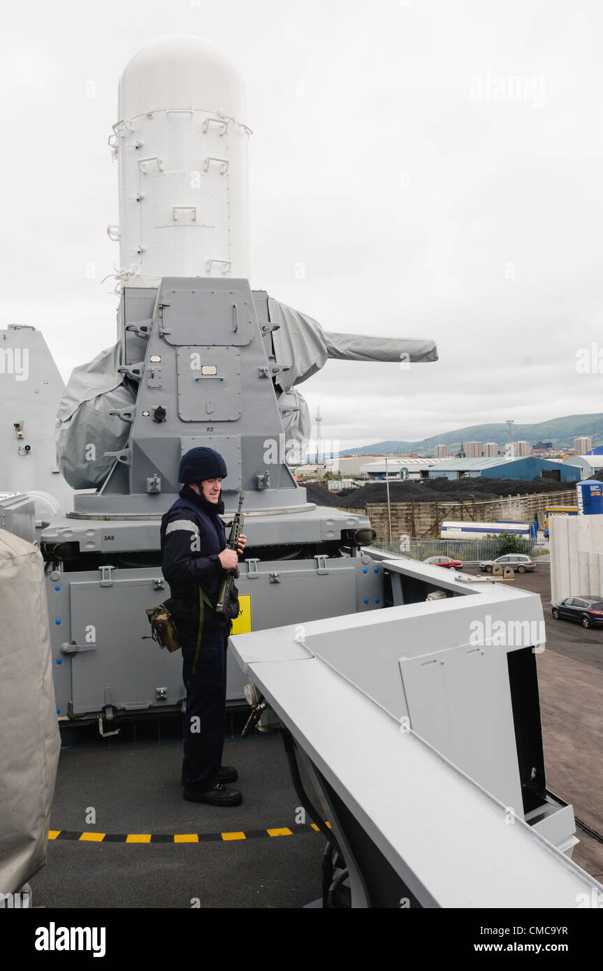 Belfast, 16.07.2012 - Phalanx CIWS anti-Schiff-Raketensystem (bekannt als ein Dalek) an Bord der HMS Dragon Stockfoto