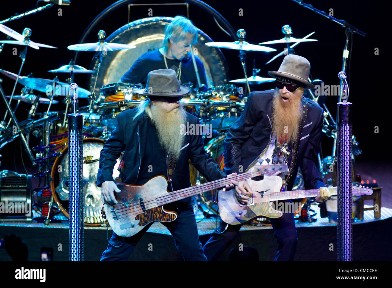 16. Juli 2012 - Moskau, Russland - Juli 16,2012.Moscow,Russia.American Blues rock-Band ZZ Top performing live in Moskau. Im Bild: l-R Mitglieder der Band Dusty Hill und Billy Gibbons (Credit-Bild: © PhotoXpress/ZUMAPRESS.com) Stockfoto