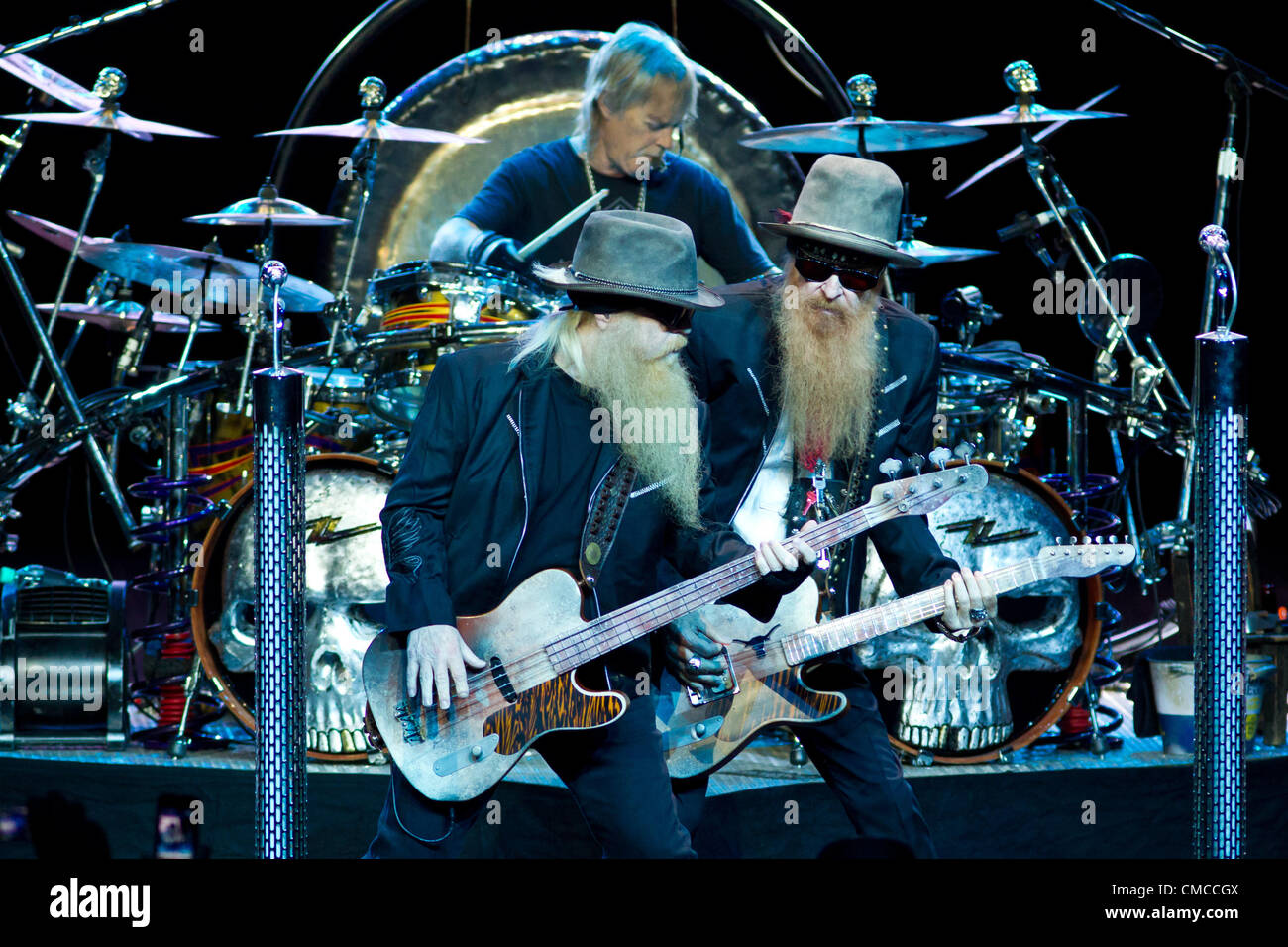 16. Juli 2012 - Moskau, Russland - Juli 16,2012.Moscow,Russia.American Blues rock-Band ZZ Top performing live in Moskau. Im Bild: l-R Mitglieder der Band Dusty Hill und Billy Gibbons (Credit-Bild: © PhotoXpress/ZUMAPRESS.com) Stockfoto