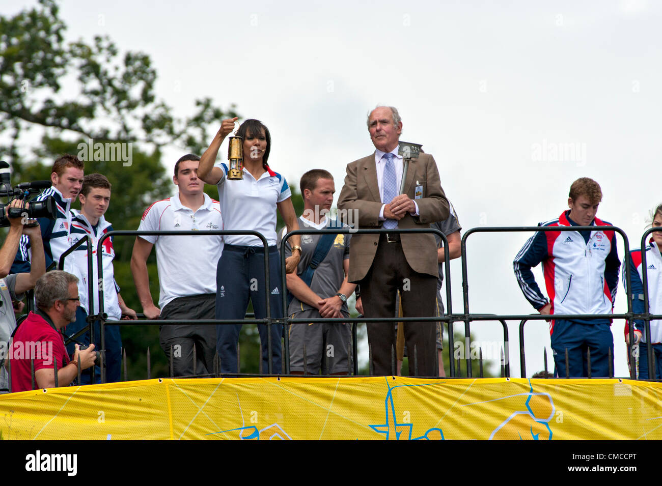 Dame. Kelly Holmes hält die Olympische Fackel 'Mutter Flame', während Frank Verge, wer mit der Olympischen Fackel 1948 lief, bei einem speziell arrangierten Besuch der Flamme in Tonbridge, UK schaut Stockfoto