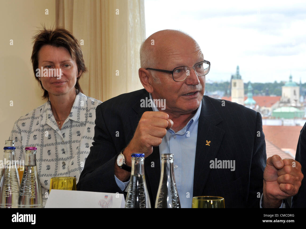 Ehemalige tschechische Tennisspielerin Helena Suková, links und tschechischen Sportschütze Jan Kurka gelten während der Pressekonferenz vor der Olympischen Spiele in London, Prag, Tschechische Republik, auf Dienstag, 17. Juli 2012. (CTK Foto/Stanislav Peska) Stockfoto