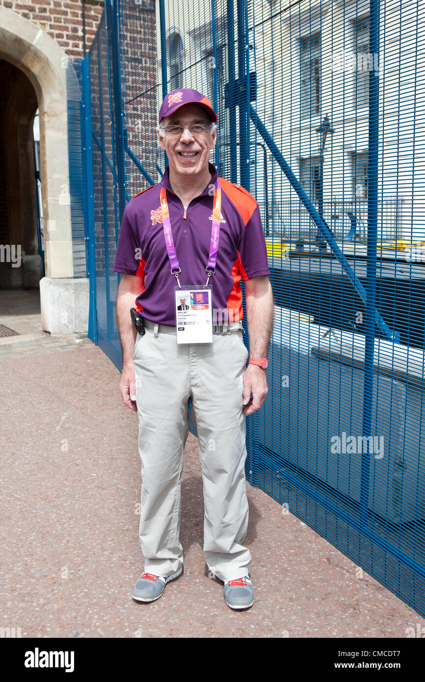 London, UK - 17. Juli 2012. Olympic Volunteer, Geoff aus London, an seinem ersten Arbeitstag. Im Bild vor den Toren der London 2012 olympischen Beachvolleyball Veranstaltungsort, der Horse Guards Parade. Stockfoto