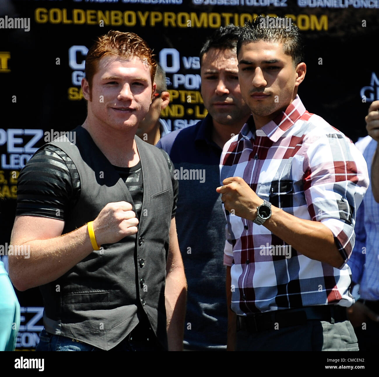 Juli 17,2012. Los Angeles CA. USA - (L-R) Canelo Alvarez WBC Super Champion im Weltergewicht Welt stellt im Rahmen einer Pressekonferenz mit Josesito Lopez, Breakout Superstar im Weltergewicht. Die beiden werden für die WBC Super Weltergewicht WM Kampf statt Samstag, 15. September, im MGM Grand in Las Vegas NV, kämpfen, die auf SHOWTIME live im Fernsehen übertragen wird. (Kredit-Bild: © gen Blevins/ZUMAPRESS.com) Stockfoto