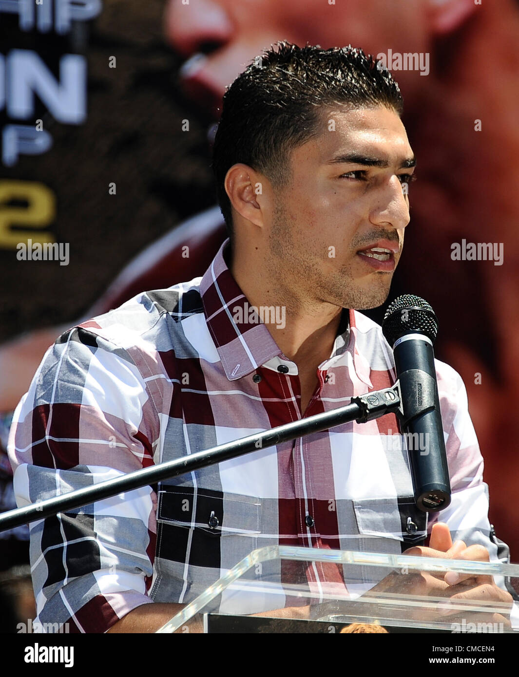 Juli 17,2012. Los Angeles CA. USA, Josesito Lopez, Breakout Superstar im Weltergewicht Gespräche auf der Pressekonferenz über seinen bevorstehenden Kampf mit Canelo Alvarez WBC Super Weltergewicht Weltmeister. Die beiden werden für die WBC Super Weltergewicht WM Kampf statt Samstag, 15. September, im MGM Grand in Las Vegas NV, kämpfen, die auf SHOWTIME live im Fernsehen übertragen wird. (Kredit-Bild: © gen Blevins/ZUMAPRESS.com) Stockfoto