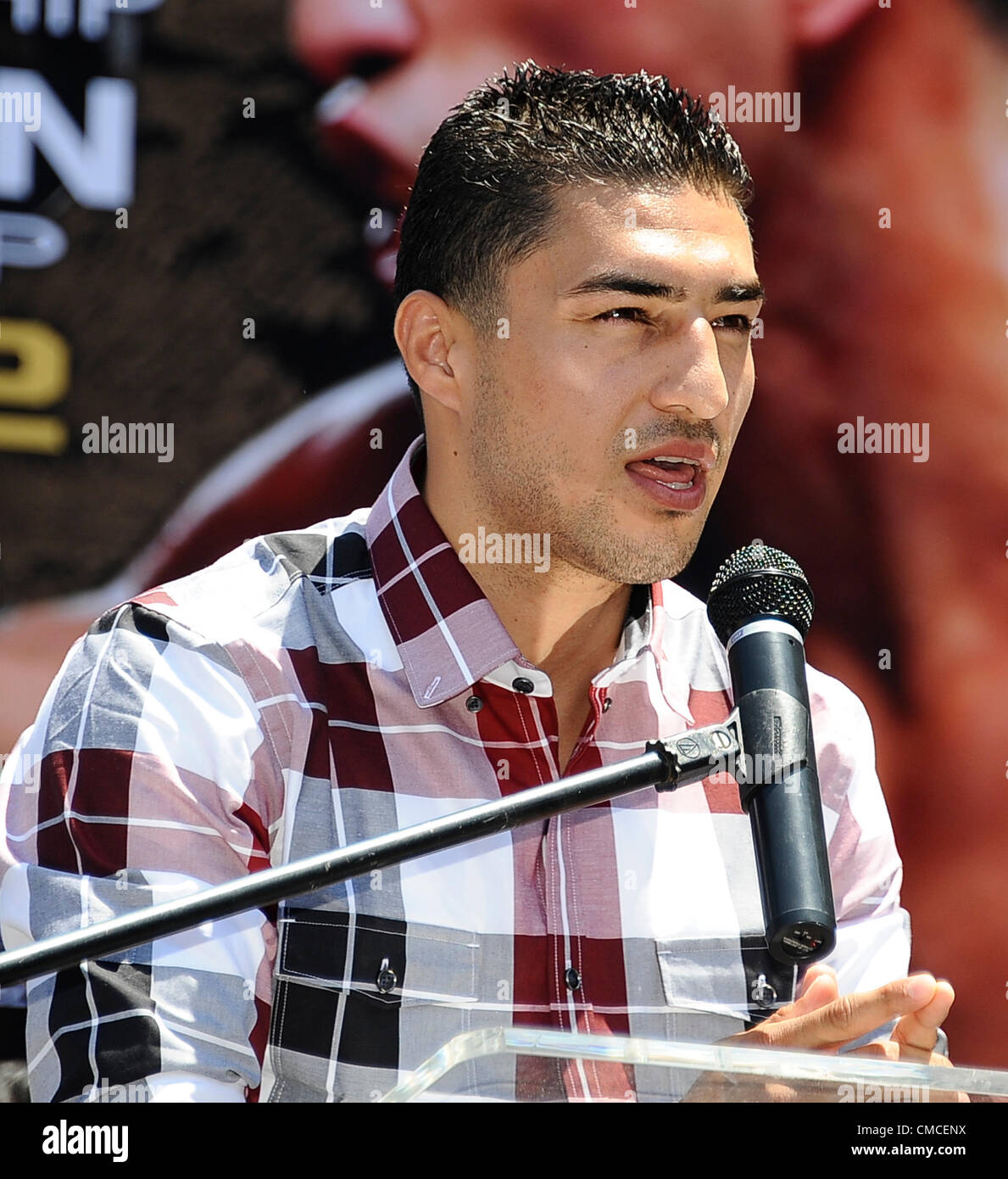 Juli 17,2012. Los Angeles CA. USA, Josesito Lopez, Breakout Superstar im Weltergewicht Gespräche auf der Pressekonferenz über seinen bevorstehenden Kampf mit Canelo Alvarez WBC Super Weltergewicht Weltmeister. Die beiden werden für die WBC Super Weltergewicht WM Kampf statt Samstag, 15. September, im MGM Grand in Las Vegas NV, kämpfen, die auf SHOWTIME live im Fernsehen übertragen wird. (Kredit-Bild: © gen Blevins/ZUMAPRESS.com) Stockfoto