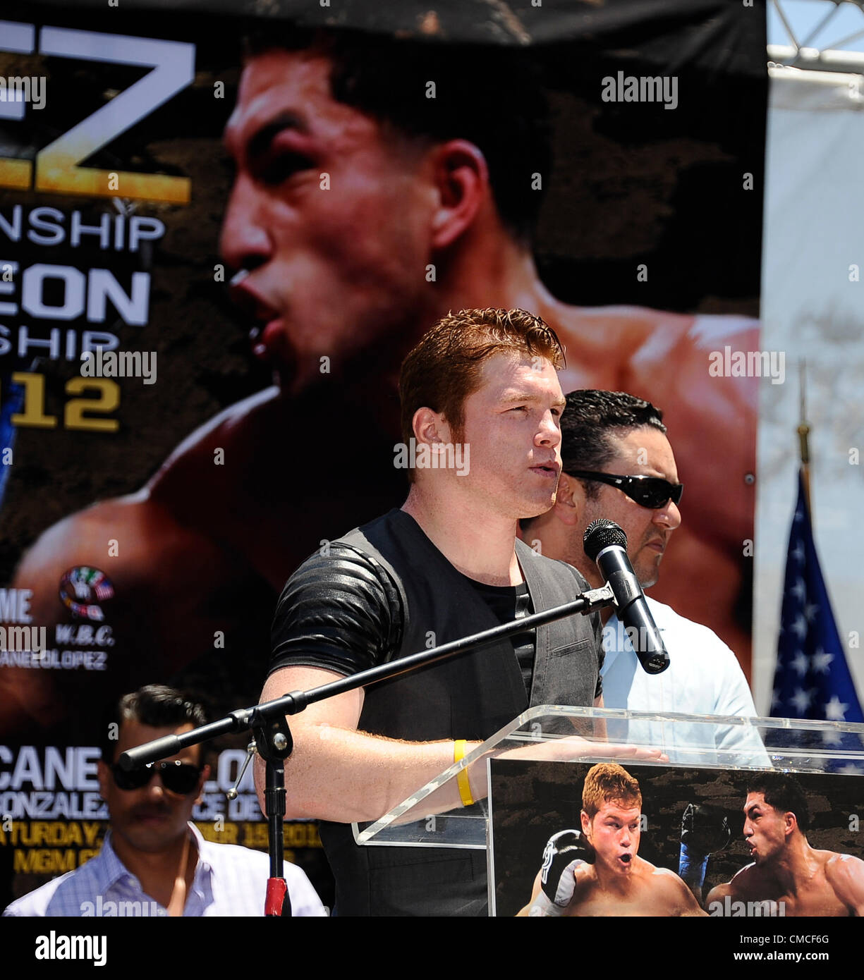 Juli 17,2012. Los Angeles CA. USA - Canelo Alvarez WBC Super Champion im Weltergewicht Welt spricht bei der Pressekonferenz auf seinen bevorstehenden Kampf mit Josesito Lopez, Breakout Superstar im Weltergewicht. Die beiden werden für die WBC Super Weltergewicht WM Kampf statt Samstag, 15. September, im MGM Grand in Las Vegas NV, kämpfen, die auf SHOWTIME live im Fernsehen übertragen wird. (Kredit-Bild: © gen Blevins/ZUMAPRESS.com) Stockfoto