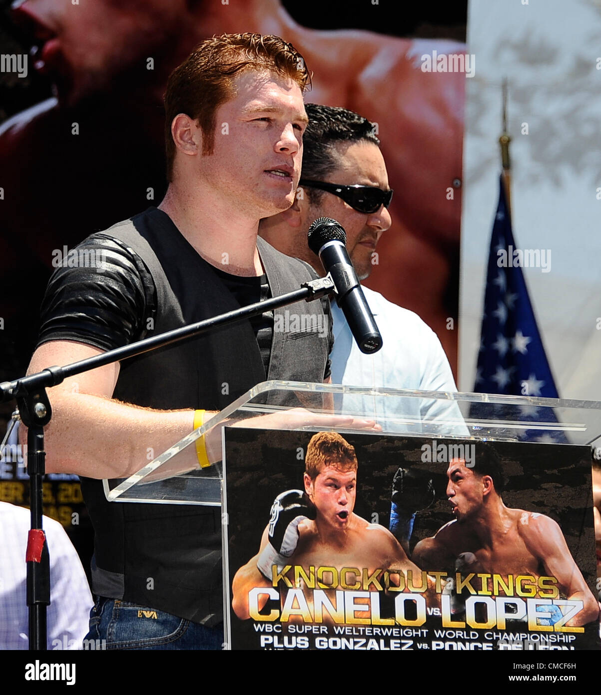 Juli 17,2012. Los Angeles CA. USA - Canelo Alvarez WBC Super Champion im Weltergewicht Welt spricht bei der Pressekonferenz auf seinen bevorstehenden Kampf mit Josesito Lopez, Breakout Superstar im Weltergewicht. Die beiden werden für die WBC Super Weltergewicht WM Kampf statt Samstag, 15. September, im MGM Grand in Las Vegas NV, kämpfen, die auf SHOWTIME live im Fernsehen übertragen wird. (Kredit-Bild: © gen Blevins/ZUMAPRESS.com) Stockfoto