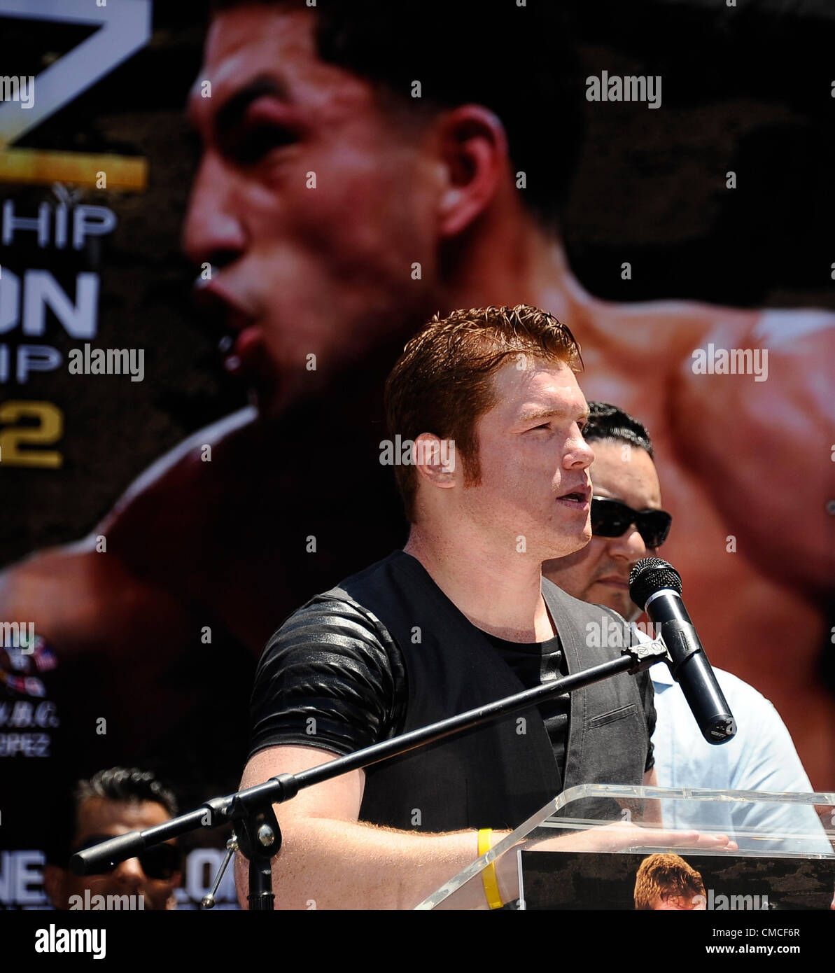 Juli 17,2012. Los Angeles CA. USA - Canelo Alvarez WBC Super Champion im Weltergewicht Welt spricht bei der Pressekonferenz auf seinen bevorstehenden Kampf mit Josesito Lopez, Breakout Superstar im Weltergewicht. Die beiden werden für die WBC Super Weltergewicht WM Kampf statt Samstag, 15. September, im MGM Grand in Las Vegas NV, kämpfen, die auf SHOWTIME live im Fernsehen übertragen wird. (Kredit-Bild: © gen Blevins/ZUMAPRESS.com) Stockfoto