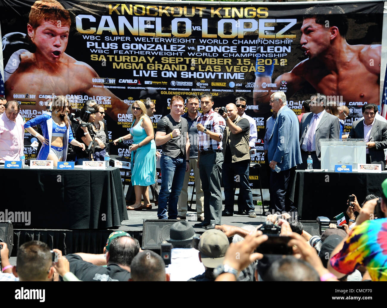 Juli 17,2012. Los Angeles CA. USA - (L-R) Canelo Alvarez WBC Super Champion im Weltergewicht Welt stellt im Rahmen einer Pressekonferenz mit Josesito Lopez, Breakout Superstar im Weltergewicht. Die beiden werden für die WBC Super Weltergewicht WM Kampf statt Samstag, 15. September, im MGM Grand in Las Vegas NV, kämpfen, die auf SHOWTIME live im Fernsehen übertragen wird. (Kredit-Bild: © gen Blevins/ZUMAPRESS.com) Stockfoto