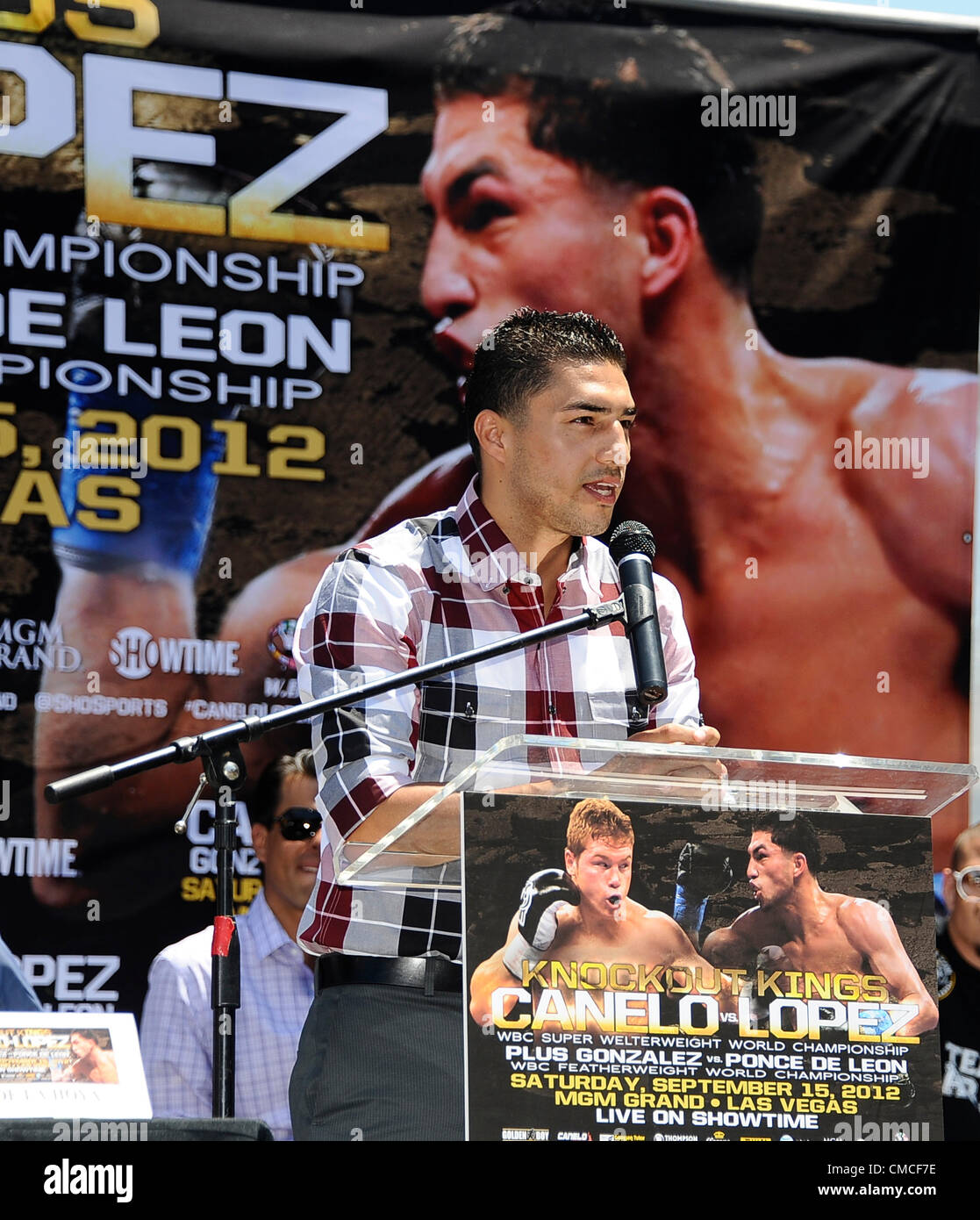 Juli 17,2012. Los Angeles CA. USA, Josesito Lopez, Breakout Superstar im Weltergewicht Gespräche auf der Pressekonferenz über seinen bevorstehenden Kampf mit Canelo Alvarez WBC Super Weltergewicht Weltmeister. Die beiden werden für die WBC Super Weltergewicht WM Kampf statt Samstag, 15. September, im MGM Grand in Las Vegas NV, kämpfen, die auf SHOWTIME live im Fernsehen übertragen wird. (Kredit-Bild: © gen Blevins/ZUMAPRESS.com) Stockfoto