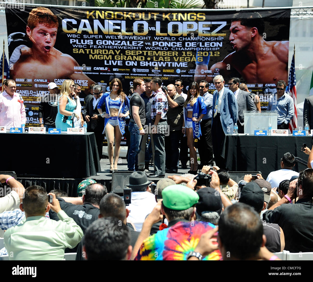 Juli 17,2012. Los Angeles CA. USA - (L-R) Canelo Alvarez WBC Super Champion im Weltergewicht Welt stellt sich im Rahmen einer Pressekonferenz mit Josesito Lopez, Breakout Superstar im Weltergewicht. Die beiden werden für die WBC Super Weltergewicht WM Kampf statt Samstag, 15. September, im MGM Grand in Las Vegas NV, kämpfen, die auf SHOWTIME live im Fernsehen übertragen wird. (Kredit-Bild: © gen Blevins/ZUMAPRESS.com) Stockfoto