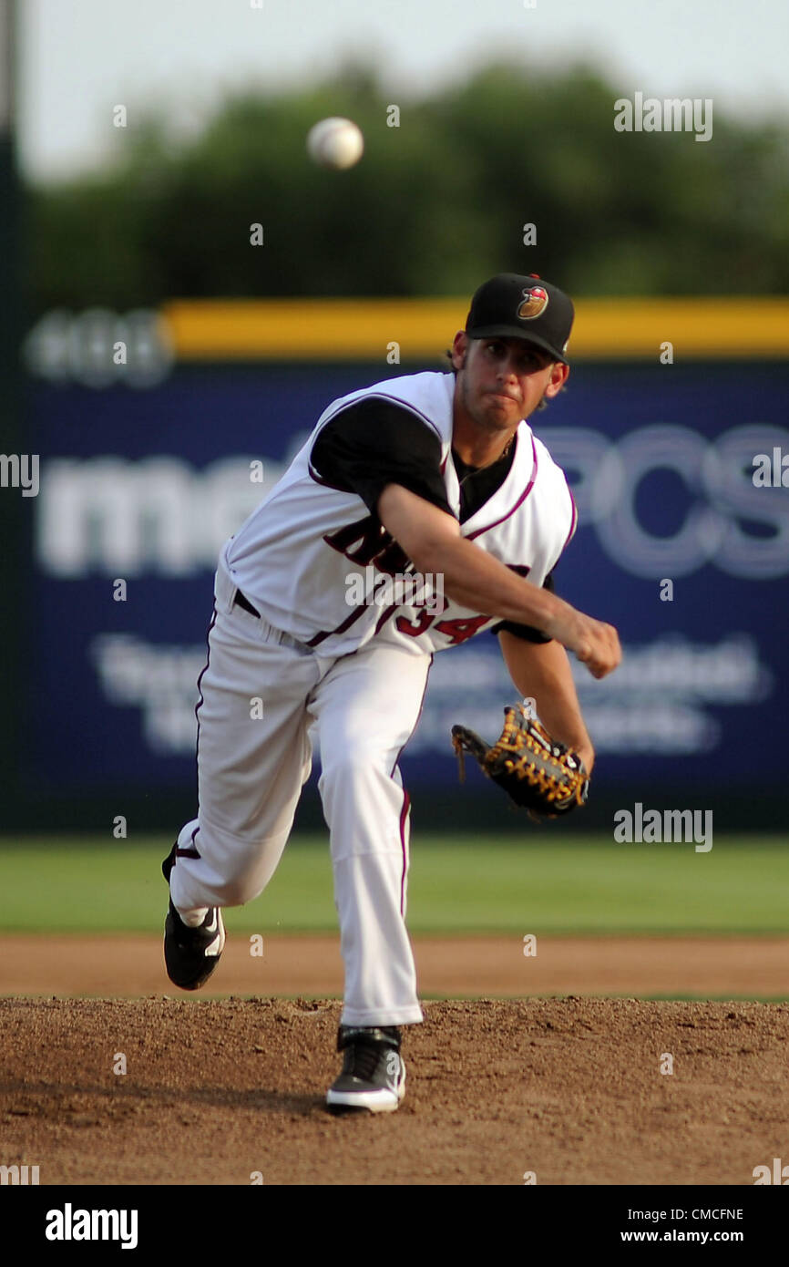 11. Juli 2012 - Modesto, Kalifornien, USA - TRACY BARBUTES/tbarbutes@modbee.com.Modesto Muttern Krug, #34 Christian Bergman, wirft einen Pitch im ersten Inning im Spiel gegen die San Jose-Riesen an John Thurman Field in Modesto, Kalifornien, am 11. Juli 2012. (Kredit-Bild: © Tracy Barbutes/Modesto Bee/ZUMAPRESS.com) Stockfoto