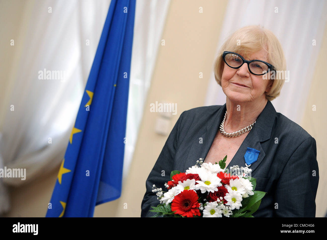 Tschechische Filmkritiker Eva Zaoralova übernahm das Ritterkreuz des Verdienstordens der Republik Polen für ihren Beitrag zur Entwicklung der tschechisch-polnischen kulturellen Dialog in der polnischen Botschaft in Prag, Tschechische Republik, auf Mittwoch, 18. Juli 2012. Zaoralova, wer im November 80 Jahre alt wird, wurde vor allem für ihre Förderung des polnischen Films an das internationale Filmfestival in Karlovy Vary/Karlsbad ausgezeichnet. 1994-2010 arbeitete sie als künstlerischer Leiter durchführte und sie ist seit 2011 seine künstlerische Beraterin. (CTK Foto/Katerina Sulova) Stockfoto