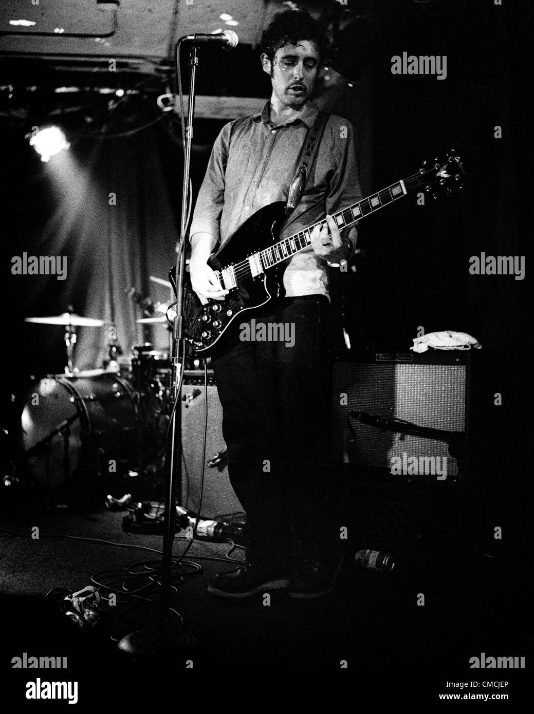 Chicago, Ill, USA - IAN SAINT PE von The Black Lips führt in die leere Flasche. (Kredit-Bild: © Andrew A. Nelles/ZUMAPRESS.com) Stockfoto