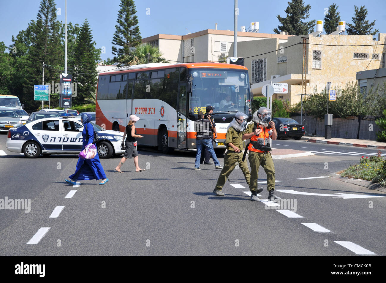 Haifa, Israel. 19. Juli 2012. Die Heimatfront Kommando und Rettung Dienstleistungen führen den größten Heimatfront Bohrer immer in Haifa statt. Die Übung soll Hunderte von Raketen auffällig der Stadt, darunter direkte Treffer auf strategischen Gebäuden zu simulieren. Der Bohrer enthält eine Übung in die militärischen und zivilen Kräfte sich mit einem Angriff mit gefährlichen Stoffen sowie Übungen, in denen die Zivilbevölkerung in geschützten Einrichtungen evakuiert ist. Kräfte werden auch einem Raketenangriff auf Haifa des Technion Universität simulieren. Stockfoto