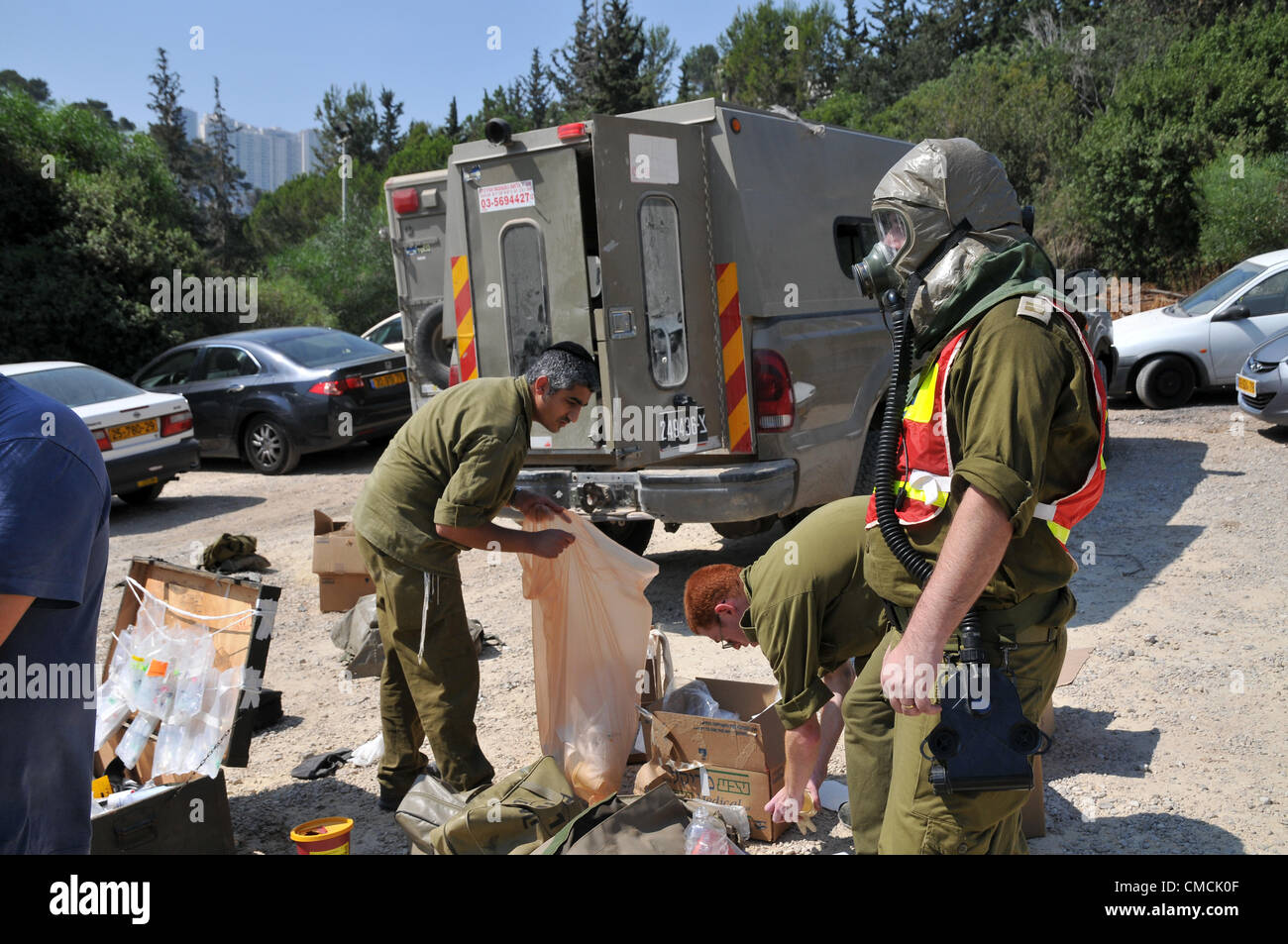 Haifa, Israel. 19. Juli 2012. Die Heimatfront Kommando und Rettung Dienstleistungen führen den größten Heimatfront Bohrer immer in Haifa statt. Die Übung soll Hunderte von Raketen auffällig der Stadt, darunter direkte Treffer auf strategischen Gebäuden zu simulieren. Der Bohrer enthält eine Übung in die militärischen und zivilen Kräfte sich mit einem Angriff mit gefährlichen Stoffen sowie Übungen, in denen die Zivilbevölkerung in geschützten Einrichtungen evakuiert ist. Kräfte werden auch einem Raketenangriff auf Haifa des Technion Universität simulieren. Stockfoto