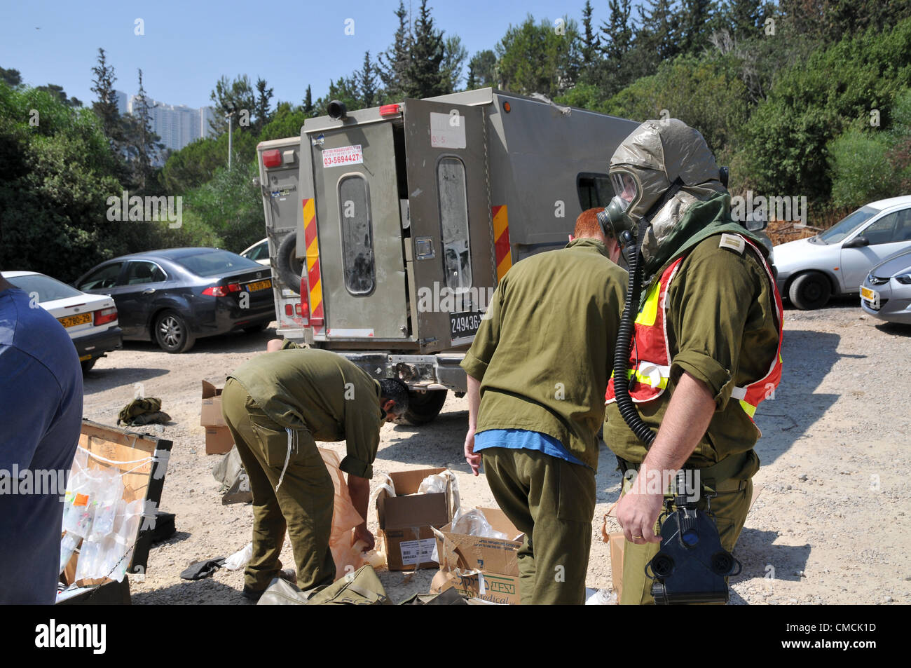 Haifa, Israel. 19. Juli 2012. Die Heimatfront Kommando und Rettung Dienstleistungen führen den größten Heimatfront Bohrer immer in Haifa statt. Die Übung soll Hunderte von Raketen auffällig der Stadt, darunter direkte Treffer auf strategischen Gebäuden zu simulieren. Der Bohrer enthält eine Übung in die militärischen und zivilen Kräfte sich mit einem Angriff mit gefährlichen Stoffen sowie Übungen, in denen die Zivilbevölkerung in geschützten Einrichtungen evakuiert ist. Kräfte werden auch einem Raketenangriff auf Haifa des Technion Universität simulieren. Stockfoto