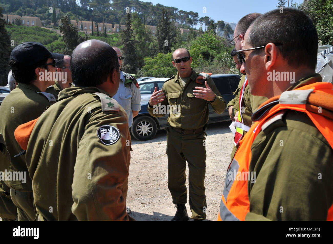 Haifa, Israel. 19. Juli 2012. Die Heimatfront Kommando und Rettung Dienstleistungen führen den größten Heimatfront Bohrer immer in Haifa statt. Die Übung soll Hunderte von Raketen auffällig der Stadt, darunter direkte Treffer auf strategischen Gebäuden zu simulieren. Der Bohrer enthält eine Übung in die militärischen und zivilen Kräfte sich mit einem Angriff mit gefährlichen Stoffen sowie Übungen, in denen die Zivilbevölkerung in geschützten Einrichtungen evakuiert ist. Kräfte werden auch einem Raketenangriff auf Haifa des Technion Universität simulieren. Stockfoto