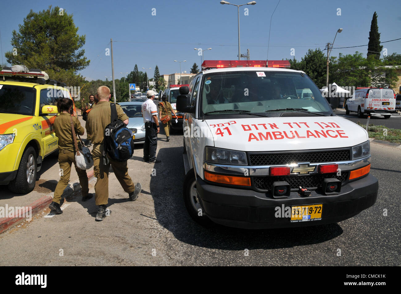 Haifa, Israel. 19. Juli 2012. Die Heimatfront Kommando und Rettung Dienstleistungen führen den größten Heimatfront Bohrer immer in Haifa statt. Die Übung soll Hunderte von Raketen auffällig der Stadt, darunter direkte Treffer auf strategischen Gebäuden zu simulieren. Der Bohrer enthält eine Übung in die militärischen und zivilen Kräfte sich mit einem Angriff mit gefährlichen Stoffen sowie Übungen, in denen die Zivilbevölkerung in geschützten Einrichtungen evakuiert ist. Kräfte werden auch einem Raketenangriff auf Haifa des Technion Universität simulieren. Stockfoto