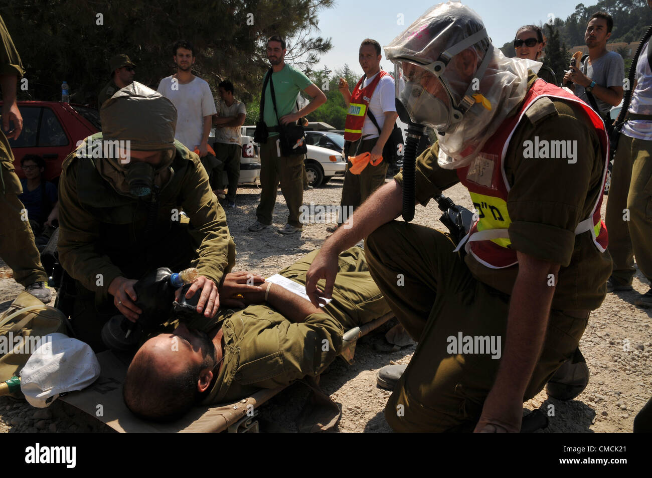 Haifa, Israel. 19. Juli 2012. Die Heimatfront Kommando und Rettung Dienstleistungen führen den größten Heimatfront Bohrer immer in Haifa statt. Die Übung soll Hunderte von Raketen auffällig der Stadt, darunter direkte Treffer auf strategischen Gebäuden zu simulieren. Der Bohrer enthält eine Übung in die militärischen und zivilen Kräfte sich mit einem Angriff mit gefährlichen Stoffen sowie Übungen, in denen die Zivilbevölkerung in geschützten Einrichtungen evakuiert ist. Kräfte werden auch einem Raketenangriff auf Haifa des Technion Universität simulieren. Stockfoto