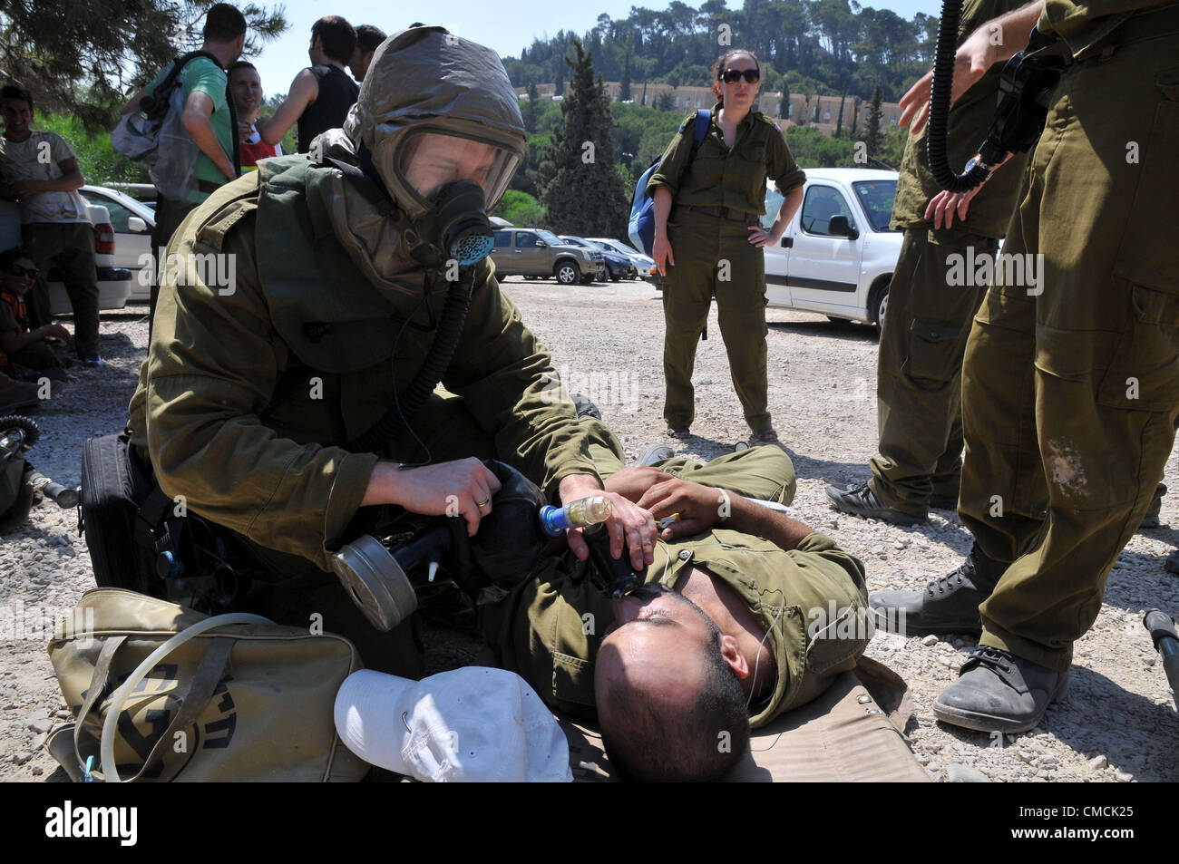 Haifa, Israel. 19. Juli 2012. Die Heimatfront Kommando und Rettung Dienstleistungen führen den größten Heimatfront Bohrer immer in Haifa statt. Die Übung soll Hunderte von Raketen auffällig der Stadt, darunter direkte Treffer auf strategischen Gebäuden zu simulieren. Der Bohrer enthält eine Übung in die militärischen und zivilen Kräfte sich mit einem Angriff mit gefährlichen Stoffen sowie Übungen, in denen die Zivilbevölkerung in geschützten Einrichtungen evakuiert ist. Kräfte werden auch einem Raketenangriff auf Haifa des Technion Universität simulieren. Stockfoto