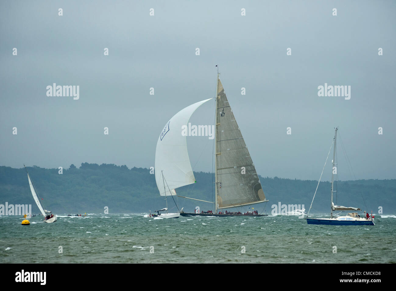 Valsheda Rennen in der J-Klasse-Regatta-Rennen im Solent abseits der Isle Of Wight 18.-21. Juli 2012. Yachten konfrontiert 20 Knoten Wind, Schlagregen und schlechten Sichtverhältnissen. Das letzte Rennen Round the Island am 21. Juli verwenden die ursprüngliche 1851 hundert Guinea Cup Strecke seit bekannt als Americas Cup. Stockfoto