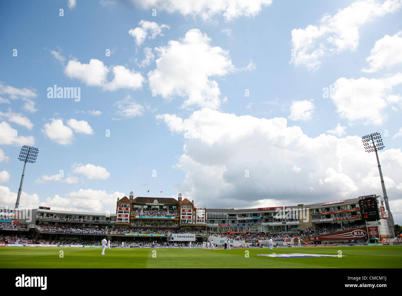 VEREINIGTES KÖNIGREICH. 19.07.2012 London, England. Eine Gesamtansicht des Spiels und der Pavillon während der Investec Cricket Test Länderspiel zwischen England und Südafrika, spielte auf dem Kia Oval Cricket Ground: obligatorische Kredit: Mitchell Gunn Stockfoto