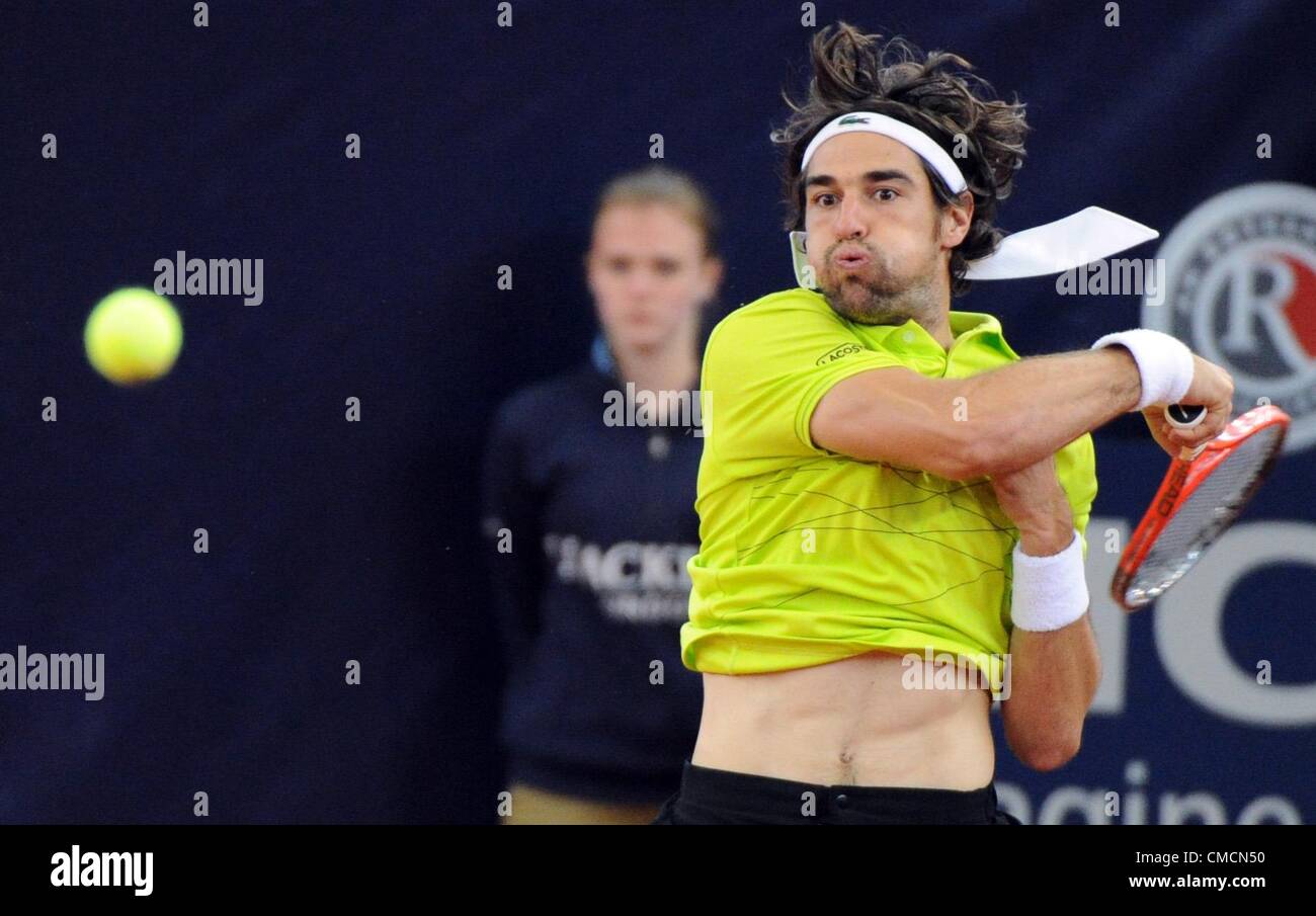 19.07.2012 Hamburg, Deutschland.  Französischer Tennisspieler Jeremy Chardy schlägt den Ball während des Spiels gegen Reister aus Deutschland bei der ATPWorld Tour 500 Turnier am Rothenbaum in Hamburg, Deutschland, 19. Juli 2012. Stockfoto