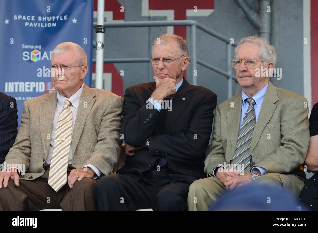 Donnerstag, 19. Juli 2012. New York, USA. Fred Haise, Joe Engle, Richard wirklich anwesend für Intrepid des Space Shuttle Enterprise Pavillon Grand Opening, The Intrepid Sea, Air und Space Museum, New York. Stockfoto