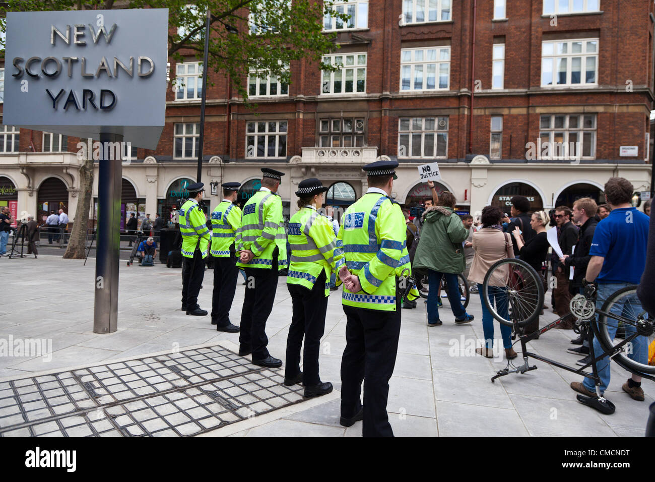 London, UK. 19. Juli 2012 Demonstranten versammelten sich außerhalb Scotland Yard in Westminster zu eine Demonstration gegen PC Simon Harwood nicht schuldig halten Urteil in Ian Tomlinson Studie. Stockfoto