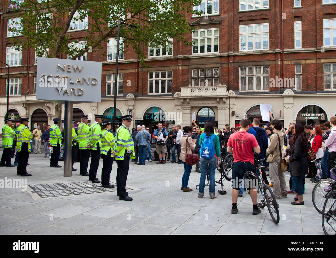 London, UK. 19. Juli 2012 Demonstranten versammelten sich außerhalb Scotland Yard in Westminster zu eine Demonstration gegen PC Simon Harwood nicht schuldig halten Urteil in Ian Tomlinson Studie. Stockfoto