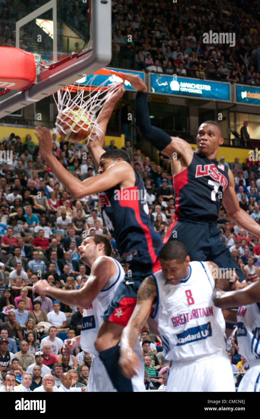 Manchester Evening News Arena, Manchester, UK. Donnerstag, Juli 2012 19. Deron Williams und Russell Westbrook, Nummer 7, der USA Basketball Team neben Tyson Chandler von Großbritannien springen als der Ball fällt durch den Korb während der Olympischen 2012 Warm up Match in der Manchester Evening News Arena. Credit: Colin Edwards/Alamy leben Nachrichten Stockfoto