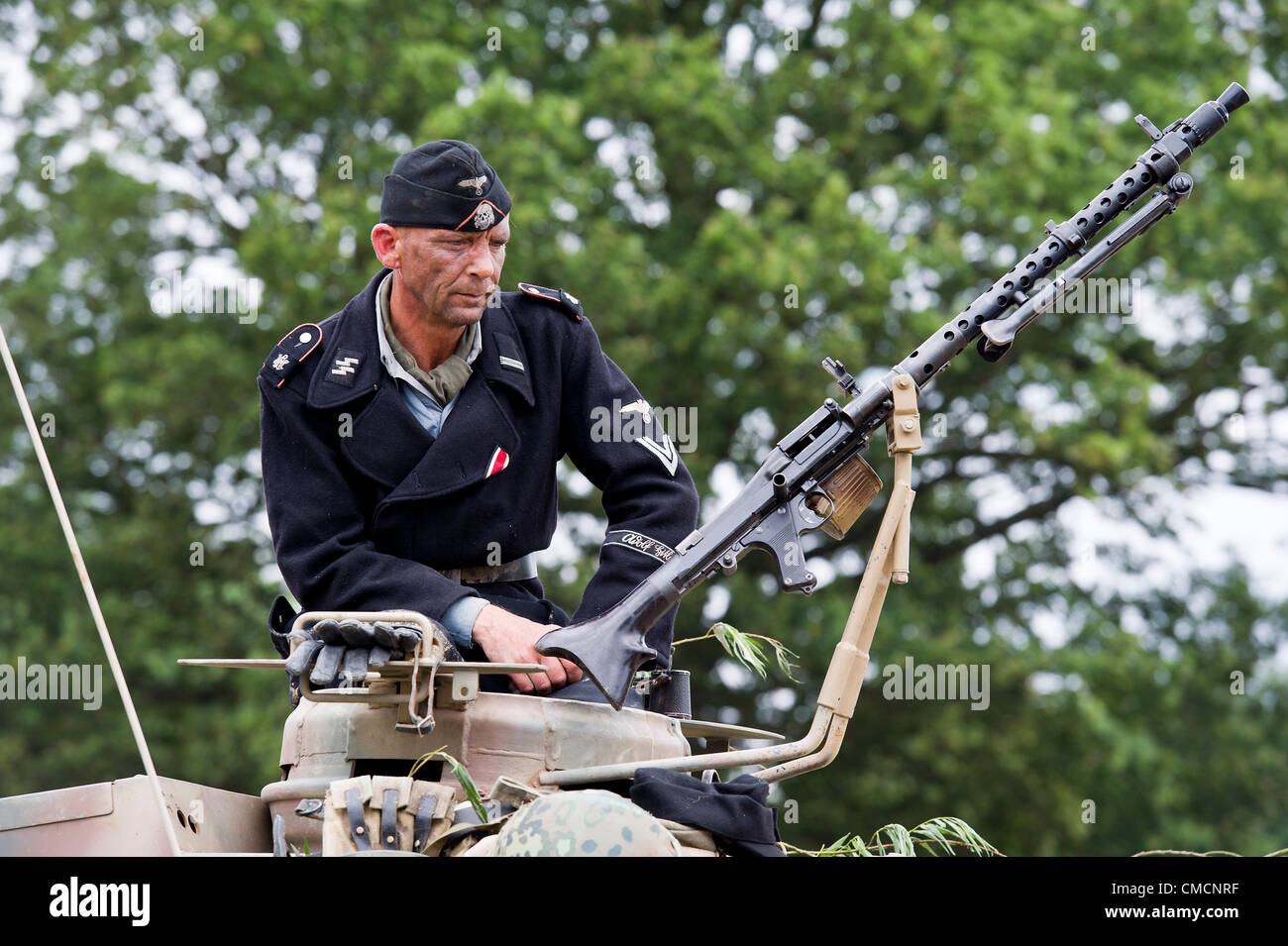 Militärische Enthusiasten jeden Alters (einige in Uniform) besuchen, der Krieg und Frieden zeigen an der Hop Farm, Paddock Wood, Kent. 19. Juli 2012. Stockfoto