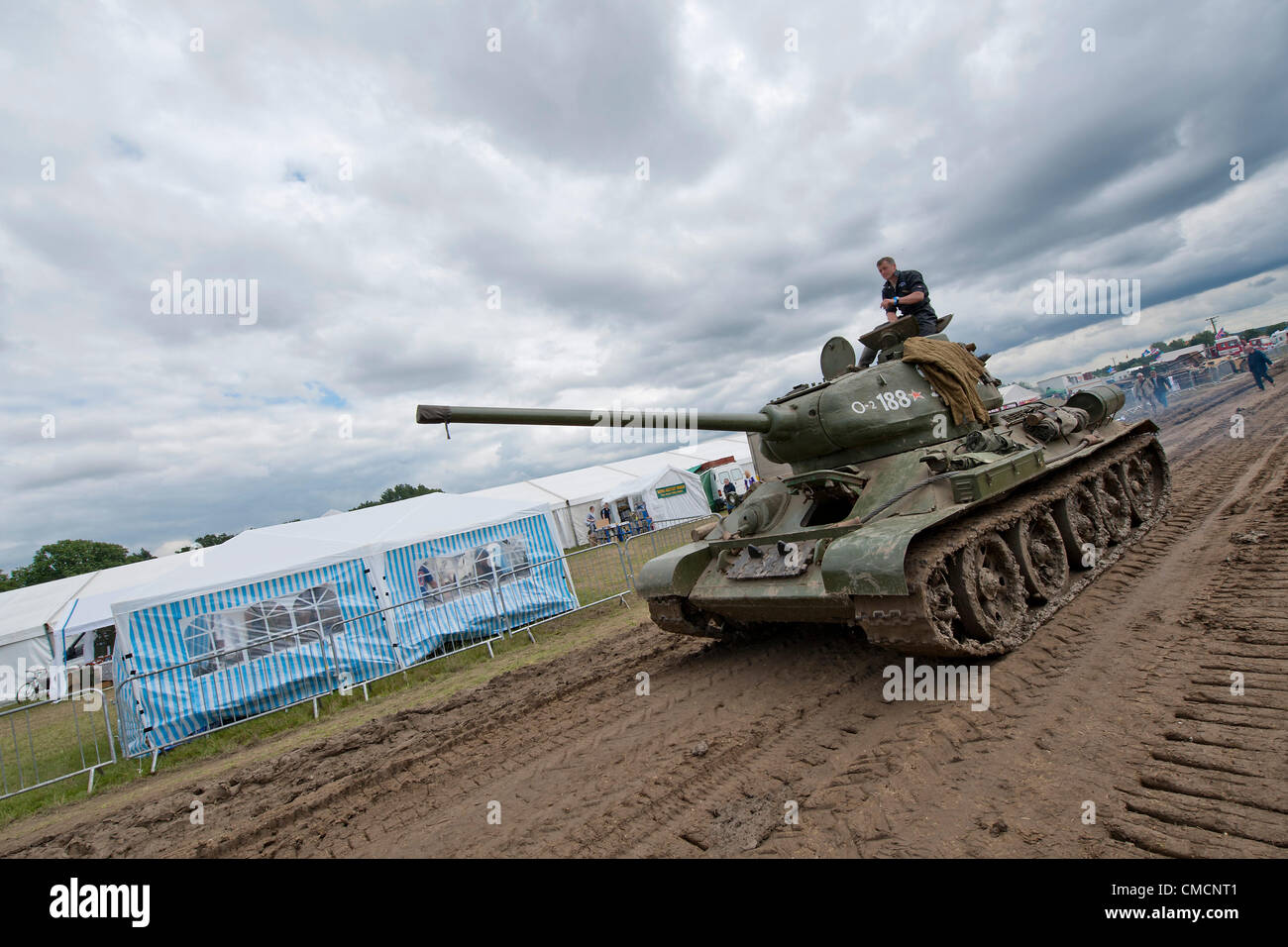 Militärische Enthusiasten jeden Alters (einige in Uniform) besuchen, der Krieg und Frieden zeigen an der Hop Farm, Paddock Wood, Kent. 19. Juli 2012. Stockfoto