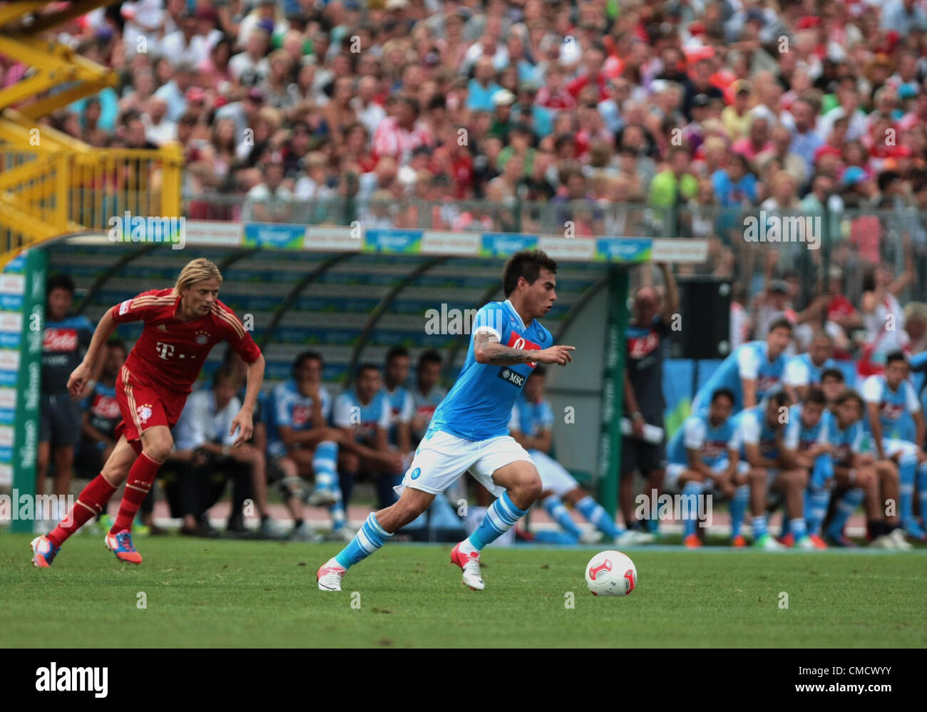 20.07.2012, Arco, Italien. Anatoliy Tymoshchuk, Eduardo Vargas in Aktion während der freundliche Fußball Match FC Bayern München Vs SSC Napoli 2012. Endgültige Ergebnis SSC Napoli 3-2 FC Bayern Munchen Stockfoto