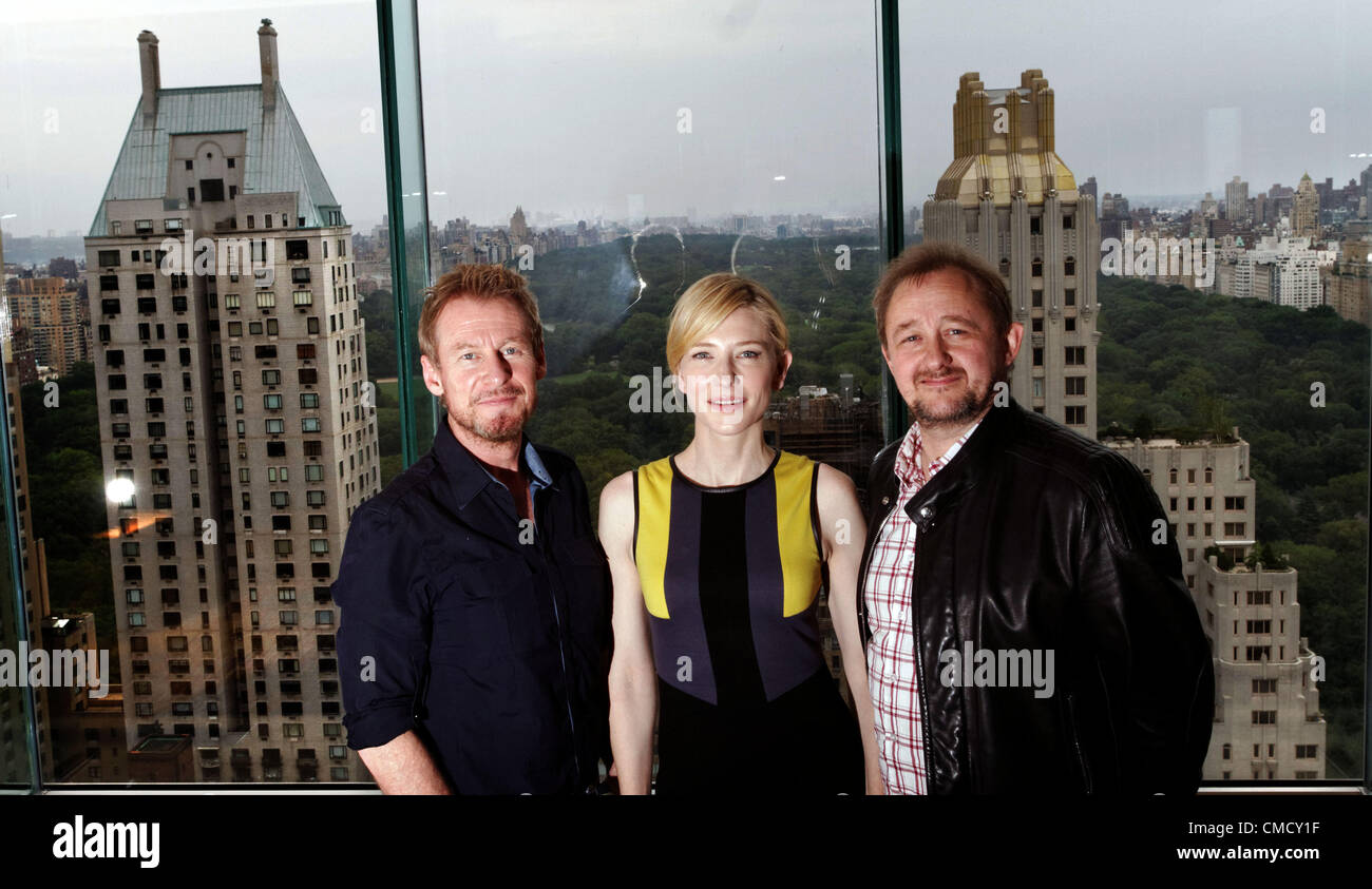 Australischer Schauspieler Richard Roxburgh (L) und Cate Blanchett in der Sydney Theatre Companys Produktion von der Tschechow Stern wird spielen Uncle Vanya im Lincoln Center in New York City. Sie sind 19. Juli 2012 das Meridien Hotel mit Cate Blanchetts Ehemann und co - künstlerischer Leiter der Firma Andrew Upton abgebildet. Stockfoto