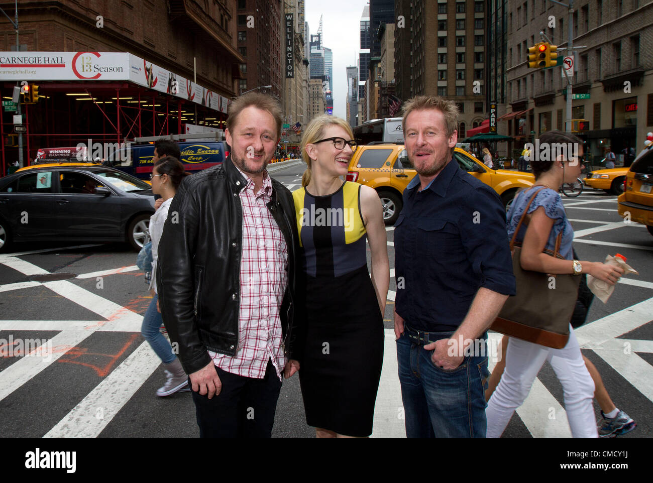 Australischer Schauspieler, die Richard Roxburgh (R) und Cate Blanchett in der Sydney Theatre Companys Produktion von der Tschechow Stern spielen Uncle Vanya im Lincoln Center in New York City. Sie sind 19. Juli 2012 das Meridien Hotel mit Cate Blanchetts Ehemann und co - künstlerischer Leiter der Firma Andrew Upton abgebildet. Stockfoto