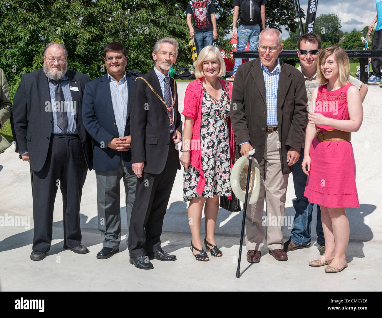 Northampton UK. Radlands Plaza ein £250,000 Skatepark im Hochsommer Wiese ist offiziell eröffnet heute Samstag, 21. Juli 2012 um 1100 Uhr von Wettbewerbs-Gewinner Emma Tate und Stadtrat Tim Hadland, es soll eine nationale Klasse Skatepark zieht BMXer, Skateboarder, Roller Blader und Stunt-Scooter-Fahrer zu werden und werden kostenlos zu benutzen und zu genießen. In diesem Foto-links nach rechts Stadtrat John Caswell. Stadtrat Suresh Patel. Der Bürgermeister Stadtrat Roger Conroy und Bürgermeisterin Frau Jennifer Conroy. Stadtrat Tim Hadland. Stadtrat Mike Hallam und Wettbewerb Gewinner Emma Tate Stockfoto