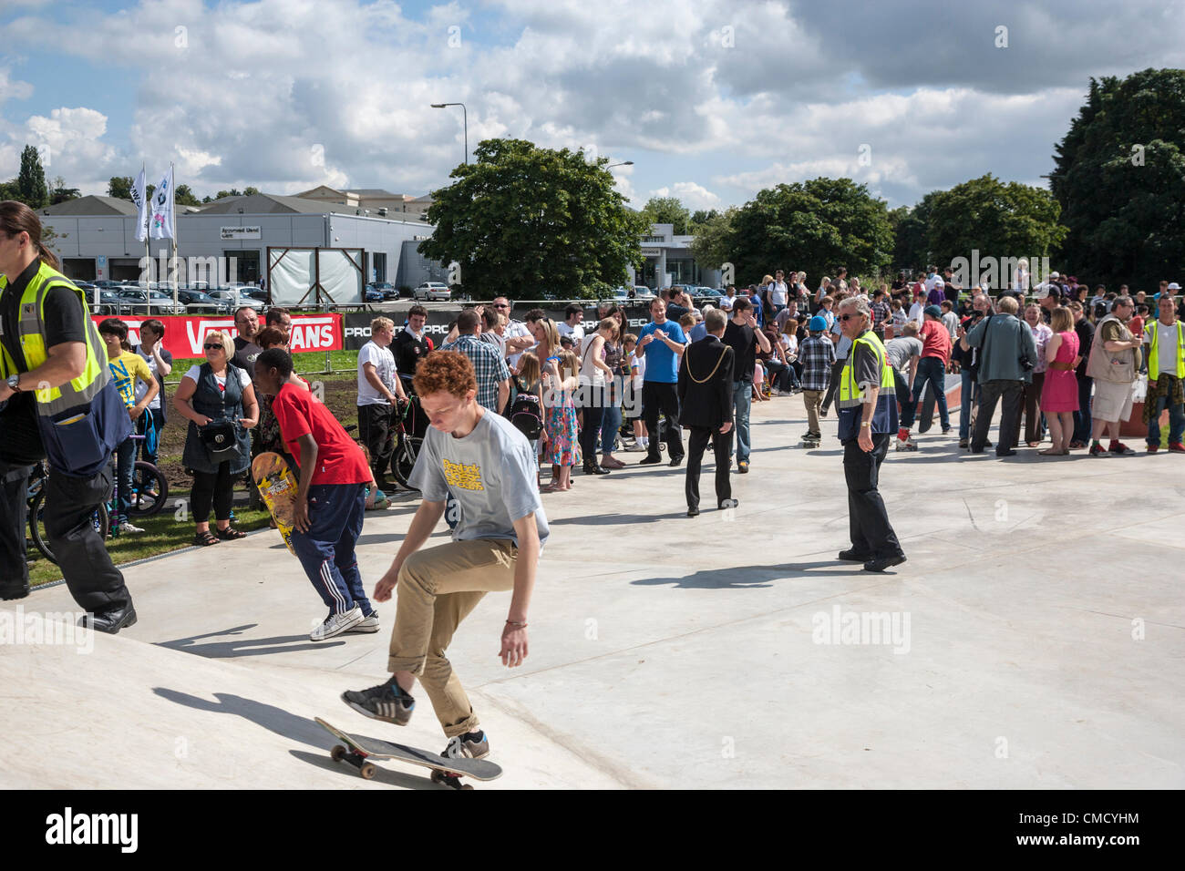 Northampton UK. Radlands Plaza ein £250,000 Skatepark im Hochsommer Wiese ist offiziell eröffnet heute Samstag, 21. Juli 2012 um 1100 Uhr von Wettbewerbs-Gewinner Emma Tate und Stadtrat Tim Hadland, es soll eine nationale Klasse Skatepark zieht BMXer, Skateboarder, Roller Blader und Stunt-Scooter-Fahrer zu werden und werden kostenlos zu benutzen und genießen Stockfoto