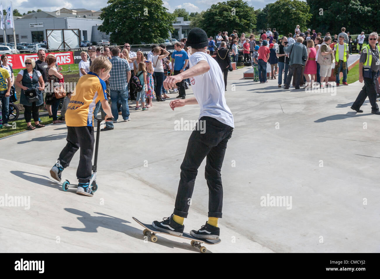 Northampton UK. Radlands Plaza ein £250,000 Skatepark im Hochsommer Wiese ist offiziell eröffnet heute Samstag, 21. Juli 2012 um 1100 Uhr von Wettbewerbs-Gewinner Emma Tate und Stadtrat Tim Hadland, es soll eine nationale Klasse Skatepark zieht BMXer, Skateboarder, Roller Blader und Stunt-Scooter-Fahrer zu werden und werden kostenlos zu benutzen und genießen Stockfoto