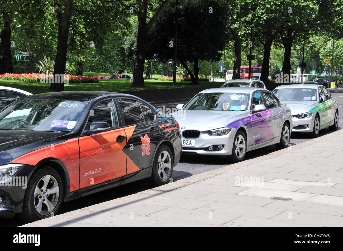 Park Lane, London, UK. 21. Juli 2012. Limousinen, verziert mit den Logos der Olympischen Spiele in London beginnen, im Zentrum von London zu erscheinen, wie die Spiele näher und näher. Stockfoto
