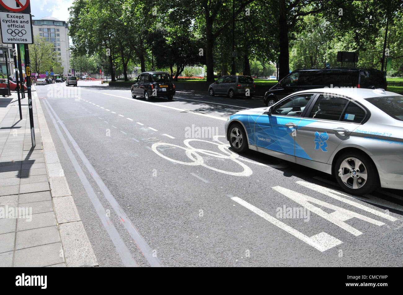 Park Lane, London, UK. 21. Juli 2012. Eine Limousine mit den London Olympics Games Logos verziert und eine Spiele-Spur als die Olympischen Spiele nähert sich ab. Stockfoto