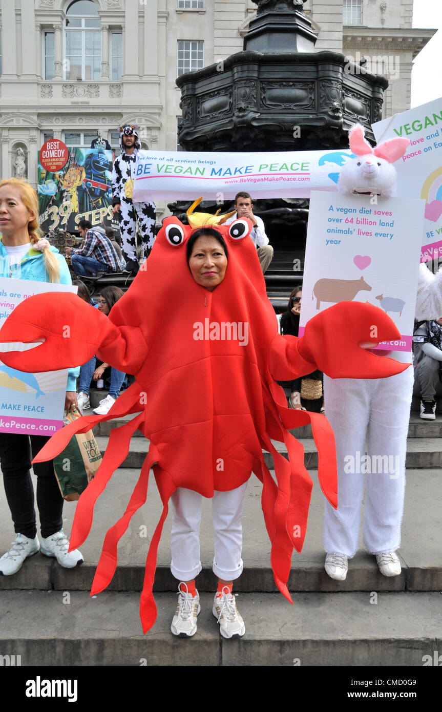 Piccadilly Circus, London, UK. 21. Juli 2012. Eine Dame gekleidet wie eine Krabbe als Vegan Demonstranten als Tiere verkleidet und Fische einen Protest auf den Stufen des Eros, Piccadilly Circus machen, Veganismus zu fördern. Stockfoto