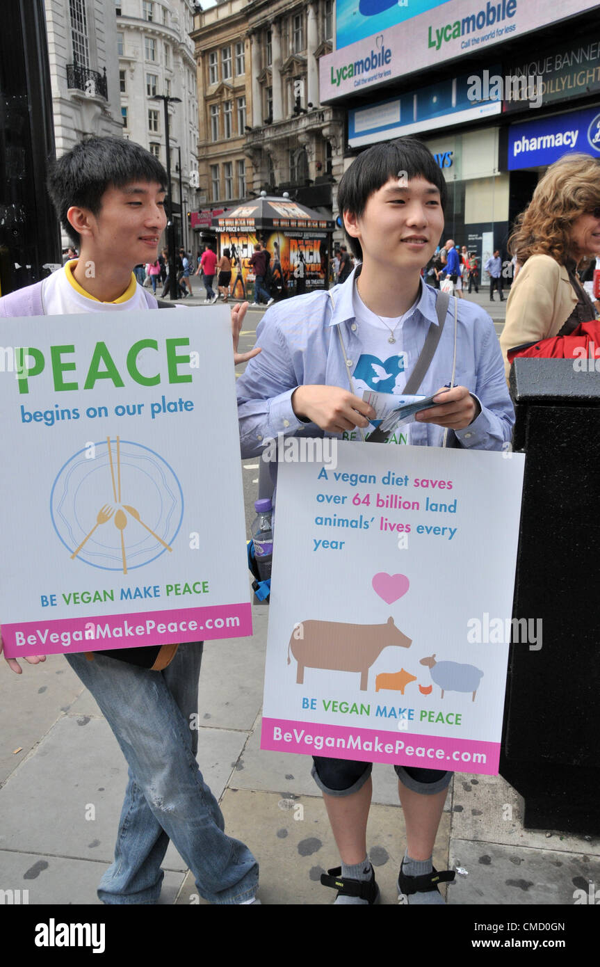 Piccadilly Circus, London, UK. 21. Juli 2012. Vegane Demonstranten verkleidet als Tiere und Fische machen einen Protest auf den Stufen des Eros, Piccadilly Circus, Veganismus zu fördern. Stockfoto