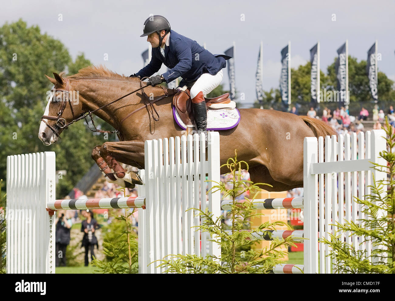 21.07.2012. der All England springen Platz Hickstead, England. Robert Whitaker Reiten Catwalk IV in der Queen Elizabeth II-Cup während der Longines Royal International Horse Show. Stockfoto