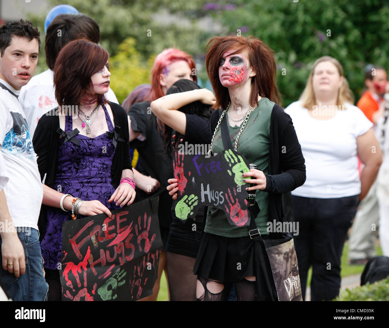 Teilnehmer an den Zombie Walk 2012 in Birmingham UK. Geldbeschaffung für Birmingham Childrens Hospital. Diese jährliche Veranstaltung zieht immer eine große Anzahl von Zombies, die rund um die Stadt Zentrum erschrecken verwirrt Käufer gehen, wie sie gehen. Bildnachweis: Birmingham Bilder / Alamy Live News Stockfoto