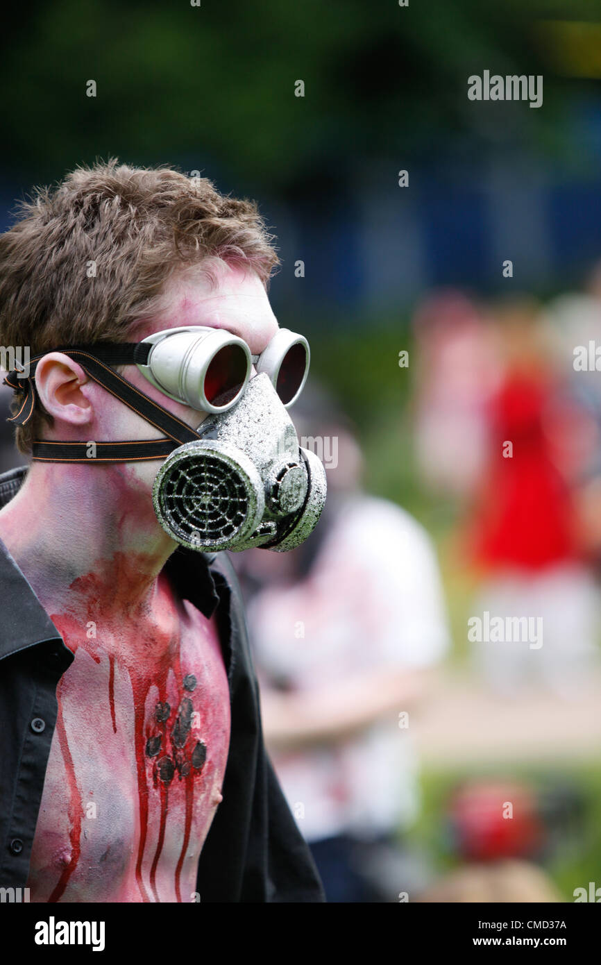 Teilnehmer an den Zombie Walk 2012 in Birmingham UK. Geldbeschaffung für Birmingham Childrens Hospital. Diese jährliche Veranstaltung zieht immer eine große Anzahl von Zombies, die rund um die Stadt Zentrum erschrecken verwirrt Käufer gehen, wie sie gehen. Bildnachweis: Birmingham Bilder / Alamy Live News Stockfoto