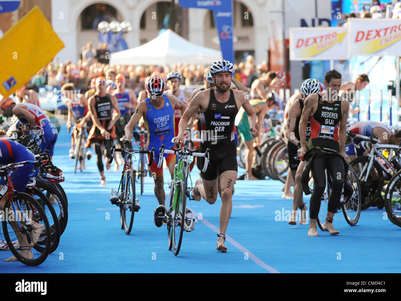 21 07 2012 Dextro Energy Triathlon ITU World Championship Series 2012 Hamburg deutsche Triathletin, die Christian Prochnow vom Schwimmen zum Radfahren, während die Männer Dextro Energy Triathlon ITU World Championship in Hamburg, Deutschland, 21. Juli 2012 übergeht. Stockfoto