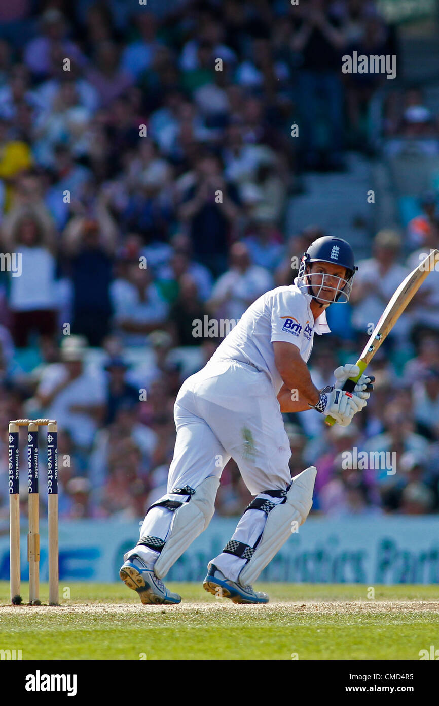 22.07.2012 London, England. Englands Andrew Strauss während der Investec Cricket Test Länderspiel zwischen England und Südafrika, spielte auf dem Kia Oval Cricket Ground: obligatorische Kredit: Mitchell Gunn Stockfoto